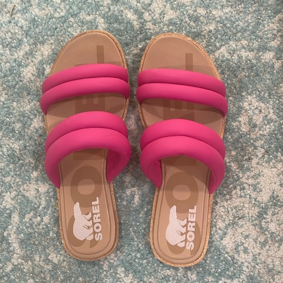 Sorel Shoes - Sorel Ella puff leather slide sandals size 7. New without box. Worn inside only